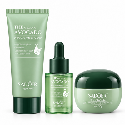 Pachet SADOER Avocado Îngrijire în 3 Pași – Curățare + Ser + Cremă – ser cu pipetă și produse pe fundal alb